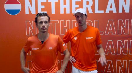 Post-match na de verliezende dubbel met Wesley & Botic