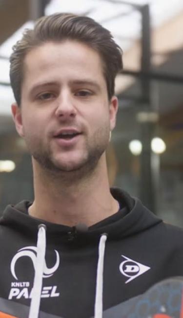 Hoe speel je een forehand via de glaswand?